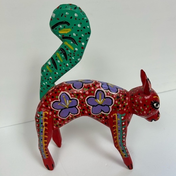 Bright,Beautiful, Squirrel /solid hand carved tropical hardwood (9.5"W X 12"H) - Picture 4 of 8